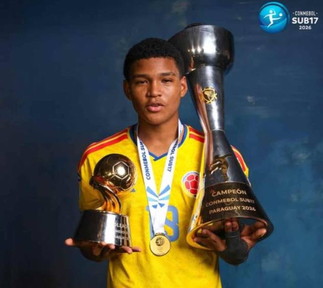 El volante José Escorcia, del registro de Atlético Nacional, recibió el trofeo como goleador del Sudamericano y la Copa que ganó Colombia, segunda corona para los Sub 17 nacionales en la historia de este torneo. FOTO CONMEBOL 