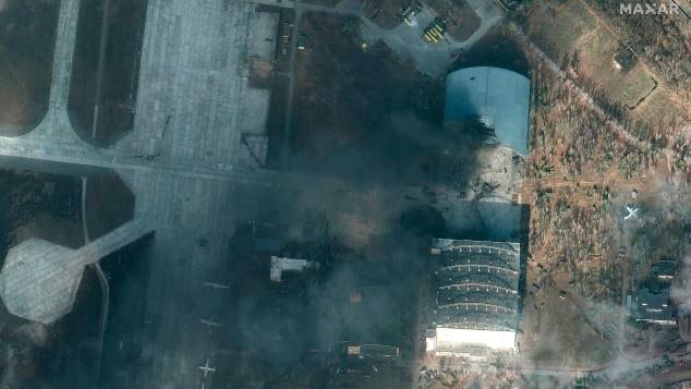 Parte del hangar donde se encontraba el An-225 habría estado en llamas. FOTO Satellite image ©2022 Maxar Technologies.