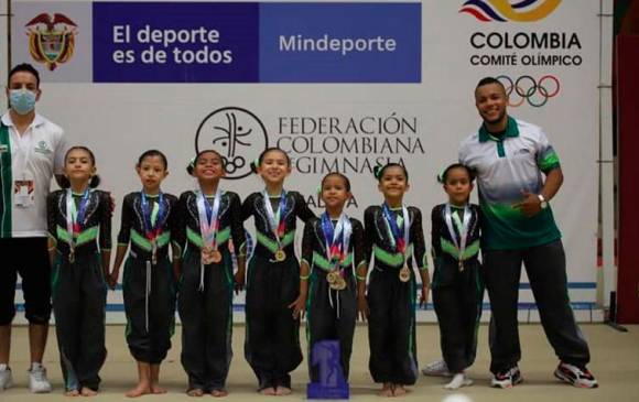 Las menores ganadoras del oro por equipo en la categoría AC1, junto a sus entrenadores. FOTO CORTESIA