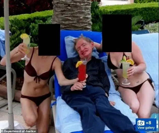 La fotografía muestra a Stephen Hawking junto a dos mujeres en bikini durante una visita a la isla privada de Jeffrey Epstein en 2006. FOTO: Departamento de Justicia de Estados Unidos.