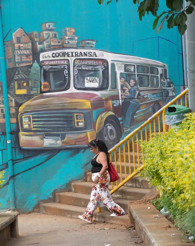 El proyecto creado hace seis años busca preservar la memoria colectiva del barrio a través del arte urbano, utilizando el graffiti como medio para narrar historias y experiencias locales. Este museo Urbano acaba de ser renovado con 50 nuevos grafitis y murales en inmediaciones de la Biblioteca España. Foto: Esneyder Gutiérrez Cardona 