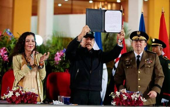 Daniel Ortega y Rosario Murillo, vicepresidenta y esposa del mandatario, completan 20 años consecutivos aferrados al poder en Nicaragua. FOTO europa Press (tomada de Colprensa) 