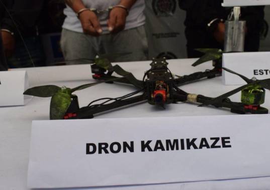 Hace cuatro semanas el Gaula Militar capturó a tres integrantes de las milicias urbanas que operan en Popayán, entre ellos alias Maicol, señalado por las autoridades como el presunto responsable de los atentados con drones contra el Cantón Militar José Hilario López, el 25 de abril y el 17 de julio de 2026. Foto: Ejército