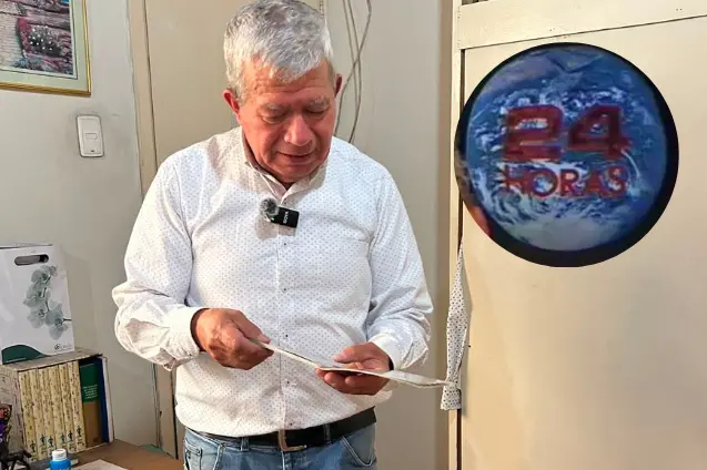 En su casa, en el sur de Bogotá, José Francisco Rincón conserva computadores viejos donde mantiene el archivo que ha digitalizado de 24 Horas con apoyo de discos duros. Foto: Víctor Cabezas