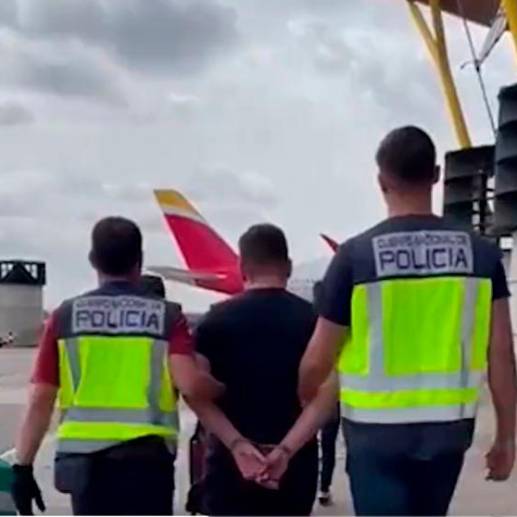 Cuatro integrantes de la red fueron capturados en el aeropuerto de Madrid. Tres en medio de la llegada de un vuelo de Bogotá.<b> </b>Más tarde se detuvo al cuarto, que viajaba desde Colombia en un vuelo posterior. FOTO: Captura de video en X (antes Twitter) @policia