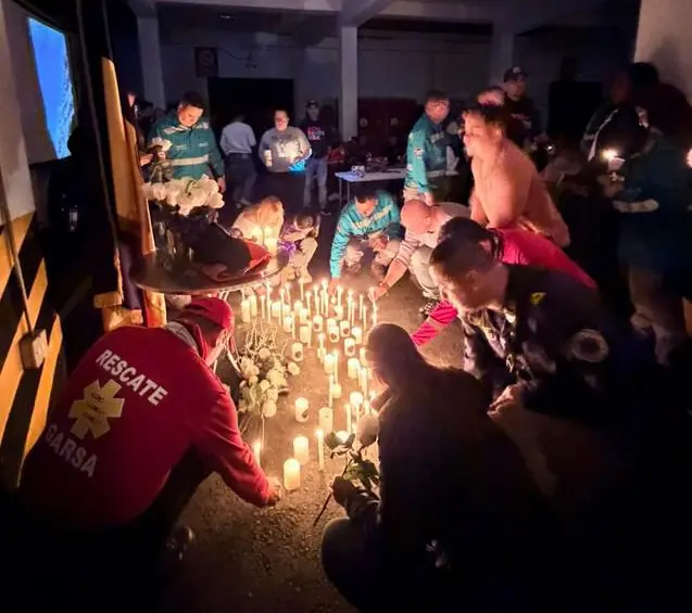 Velatón en memoria del bombero fallecido. FOTO: Cortesía.