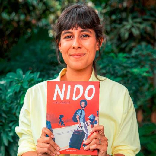  Laura Guarisco con su libro Nido. Foto: Carlos Velásquez. 