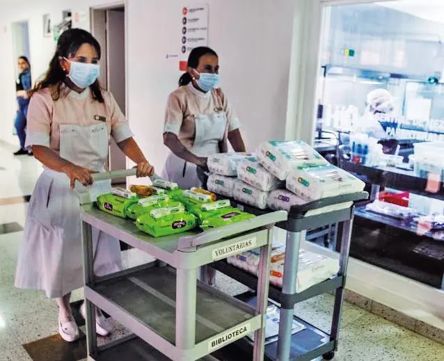 Las voluntarias se distribuyen en grupos que van un día a la semana para resolver necesidades de los pacientes o brindarles acompañamiento a los que no tienen acudiente. FOTO Julio César Herrera