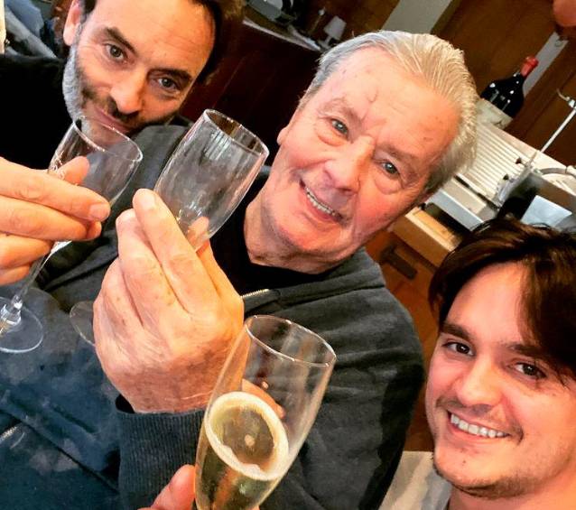 En noviembre pasado cumplió 86 años. Esta foto es de su celebración. A la izquierda, Anthony, en el medio Alain y a la derecha Fabien. FOTO: TOMADA DE INSTAGRAM ALAIN-FABIEN DELON 