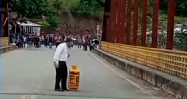Este fue el momento en el que el religioso inspeccionó el cilindro en Páez, Cauca. IMAGEN TOMADA DE VIDEO.