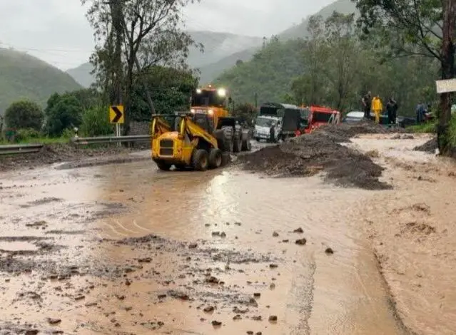 Las autoridades de la gestión del riesgo trabajan en la remoción del material que cayó sobre la vía. FOTO CORTESÍA