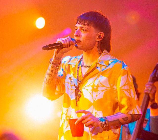 Imagen de Peso Pluma, artista que cerrará el Festival de Viña del mar en febrero, en Chile. Sus canciones generan polémica en ese país. FOTO Cortesía 