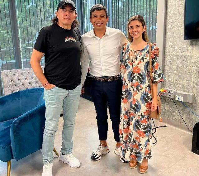 En esta imagen, tomada en las instalaciones de Telemedellín, de izq. a der.: Gustavo Bolívar, Deninson Mendoza y Susana Gómez Castaño. FOTO: TOMADA DE TWITTER