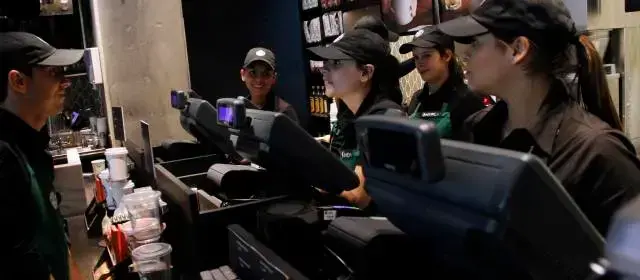 Lo cierto es que mientras los CEOs continúan engordando sus bolsillos, la mayoría de trabajadores sigue atrapada en un salario que apenas crece, una fractura que amenaza con convertirse en un problema económico y social de largo plazo. FOTO: El Colombiano.