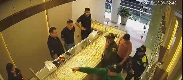 Imágenes de seguridad registraron el momento en que los asaltantes, disfrazados con uniformes de policía y de mensajero, ingresaron a la Joyería Franco en Bucaramanga para ejecutar el millonario robo. Foto: captura de video cámara de seguridad. 