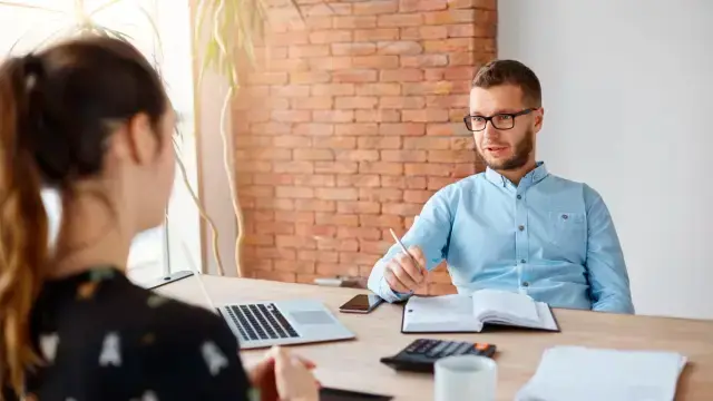 Prepararse para una entrevista implica más que repasar el currículum: conectar con el entrevistador y demostrar interés genuino puede marcar la diferencia. FOTO: GETTY