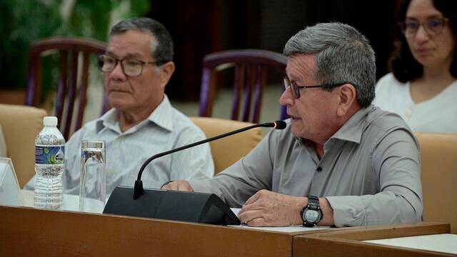 Los delegados de la guerrilla (en la foto) se han reunido con los del Gobierno en Venezuela, México y Cuba, y todavía no aprueban el cese el fuego. FOTO: CORTESÍA.