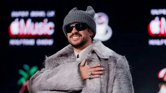 Este jueves, Bad Bunny asistió a una rueda de prensa para hablar sobre su show en el Super Bowl. FOTO: Getty