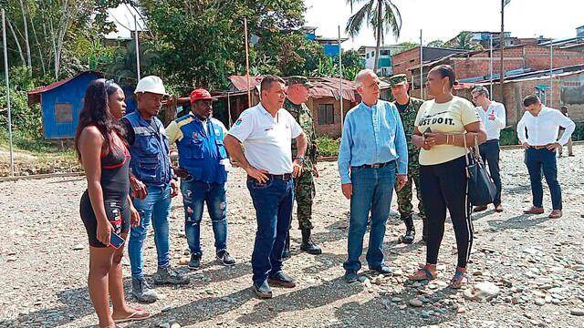 El ministro Iván Velásquez hizo recorridos por algunos de los sectores afectados por grupos armados, en Buenaventura. FOTO: CORTESÍA MINDEFENSA.