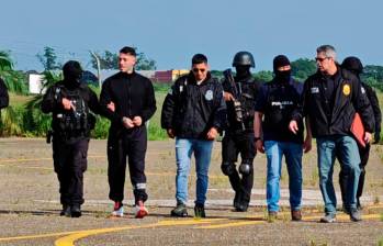 El momento en el que Sebastián Marset fue entregado a la DEA en Bolivia, para su traslado a Estados Unidos. FOTO: CORTESÍA.