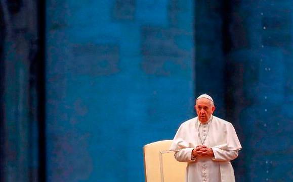El papa se puso de pie para rezar, lo que demuestra que superó la ciática que le impidió rezar 