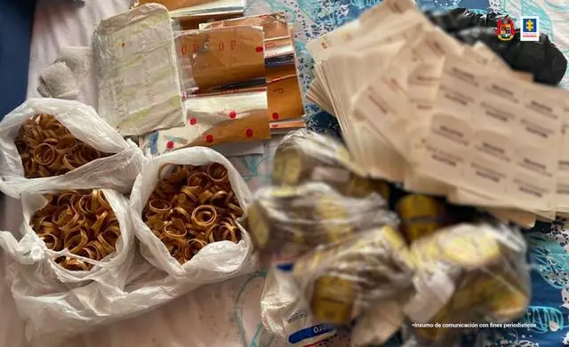 Insumos incautados por las autoridades para la falsificación y distribución de licor adulterado, como tapas, etiquetas y bandas de seguridad. Imagen de referencia. Colprensa. 