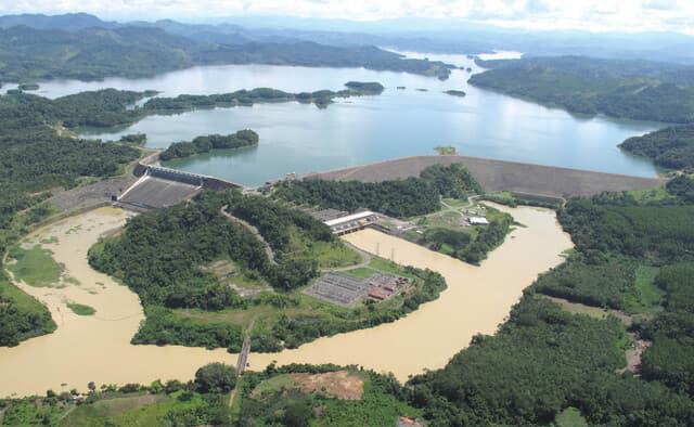 Viviendas anegadas en la ribera del río Sinú, en Córdoba, tras las lluvias atípicas que mantienen en alerta a la región. FOTO: Colprensa. 