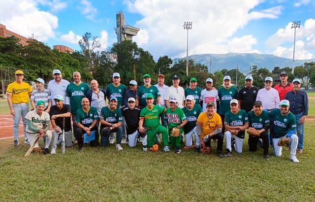 La mayor parte de estos ex peloteros de origen antioqueño, hicieron su carrera como atletas en el diamante Luis Alberto Villegas, a donde volvieron el pasado viernes, para ser ungidos como Amigos del béisbol. Muchos de ellos fueron pupilos del técnico José Miguel Corpas (q.e.p.d.). FOTO cortesía Gabriel Gabo Buitrago