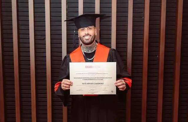 Nicky Jam con su diploma del Doctorado Honoris Causa de la Universidad de la Costa. FOTO cortesia Universidad de la Costa