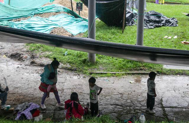 La Corte Constitucional dio 15 días a la Alcaldía de Bogotá para evacuar la UPI La Rioja, donde viven más de 380 emberá en riesgo por fallas estructurales. FOTO: Colprensa. 