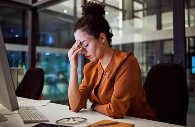 El estrés acumulado y la carga emocional son parte del día a día en muchas profesiones. FOTO: GETTY