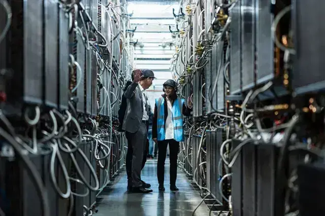 La guerra no apaga los servidores del Golfo Arabia Saudita y Emiratos mantienen inversiones multimillonarias en centros de datos para inteligencia artificial. FOTO: Getty.