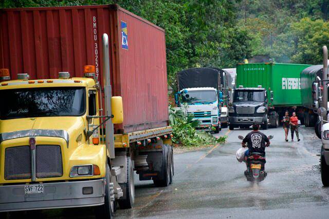 Por esta vía en Buenaventura transitan 6.000 vehículos entre camiones de carga y particulares, y se movilizan en promedio 50.000 toneladas diarias FOTO COLPRENSA (El País - Raúl Palacios)
