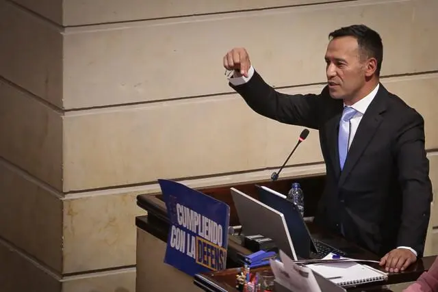 El ministro Pedro Sánchez enfrenta críticas por los bombardeos en los que murieron menores. FOTO: Colprensa.