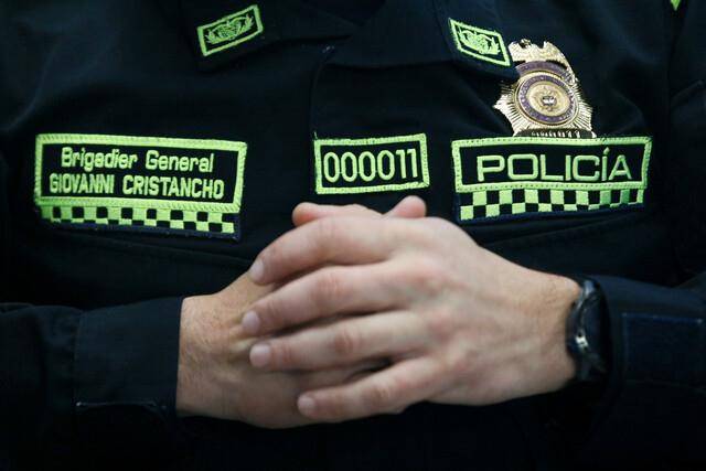 Las autoridades inspeccionaron el centro comercial Colors 61 tras el robo y el tiroteo que dejó un herido. FOTO: Colprensa