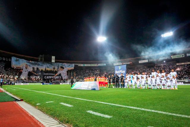 En Manizales se les rindió tributo, con un tifo, a los dos máximos goleadores del fútbol colombiano, Sergio Galvan Rey y Dayro Moreno. FOTO COLPRENSA
