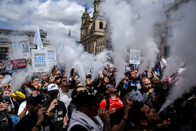 En noviembre de 2019, decenas de vapeadores se manifestaron en la Plaza de Bolívar, en Bogotá, para rechazar las restricciones al uso de cigarrillos electrónicos. Foto: Colprensa.