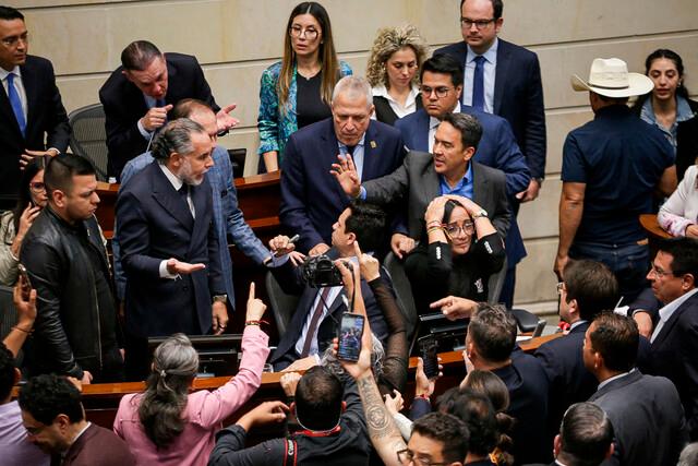 Diego González, secretario del Senado, fue rodeado momentos después de la votación, en la noche del 14 de mayo. FOTO: Colprensa