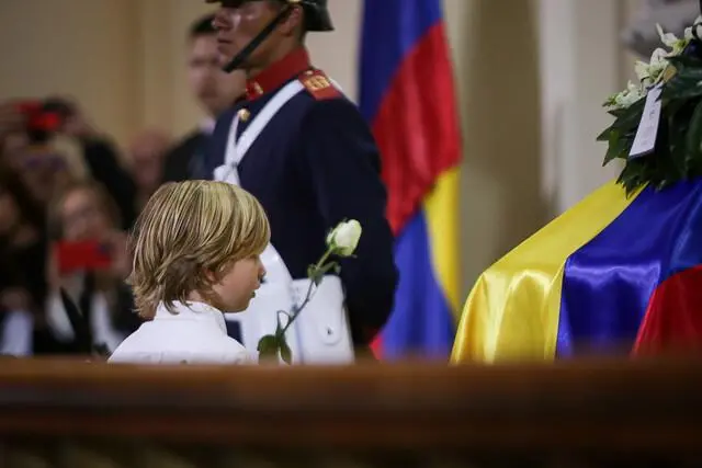 La imagen del hijo de Miguel Uribe con una rosa junto al féretro de su padre. Imagen: Colprensa. 