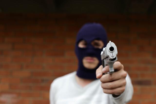 A plena luz del día y frente a la cárcel Modelo de Bucaramanga, dos hombres fueron sorprendidos justo cuando se disponían a lanzar lo que serían pelotas cargadas de droga al interior del penal. FOTO: Colprensa