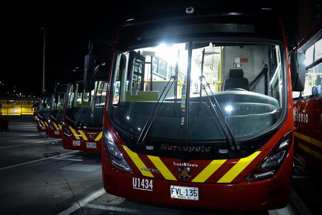 Un bus de TransMilenio volvió a ser el protagonista de un hecho de violencia que ha dejado en evidencia la falta de seguridad de este sistema. Imagen, Colprensa.