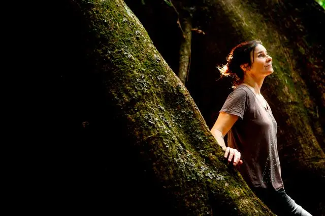 En 2021 recibió el Premio Maria Moors Cabot de la Universidad de Columbia por el conjunto de su obra. Fundó y dirige la plataforma trilingüe Sumaúma: Periodismo desde el Centro del Mundo. Foto Lela Beltrao, Hay Festival.