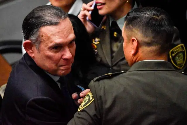 Al final de la jornada tuvo que intervenir la Policía. Efraín Cepeda, presidente del Senado, salió como el ganador de la plenaria, pues se oponía a la consulta. FOTO: Colprensa