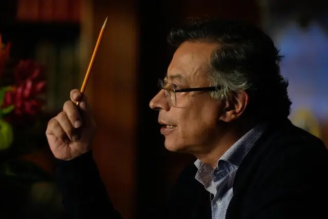 Gustavo Petro defendió su reforma tributaria durante la alocución, destacando impuestos a grandes empresas y la banca para destinar recursos a educación y salud de los colombianos más vulnerables. Imagen: Colprensa. 