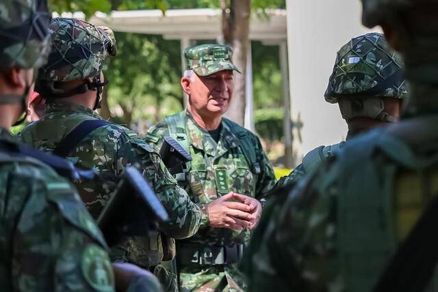 El general Luis Emilio Cardozo, comandante del Ejército, advirtió que el conflicto armado en Colombia cambió por el uso masivo de drones con explosivos. FOTO: Colprensa. 
