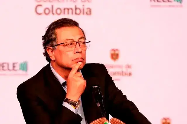 Según Anif, si el ahorro pensional de los colombianos se hubiera invertido exclusivamente en activos locales (como quiere el presidente Gustavo Petro), el monto total en 2024 habría sido de $319,4 billones, muy por debajo de los $464,9 billones observados. FOTO EL COLOMBIANO Y COLPRENSA