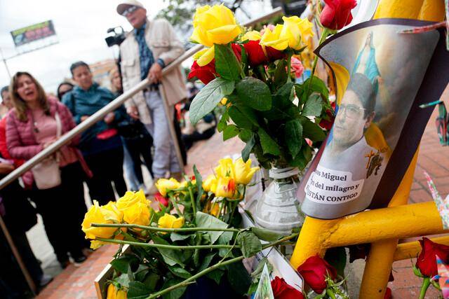 En Bogotá, a las afueras de la Fundación Santa Fe, donde permanece en cuidados intensivos Miguel Uribe, siguen las cadenas de oración y altares por la salud del congresista. FOTO: Colprensa
