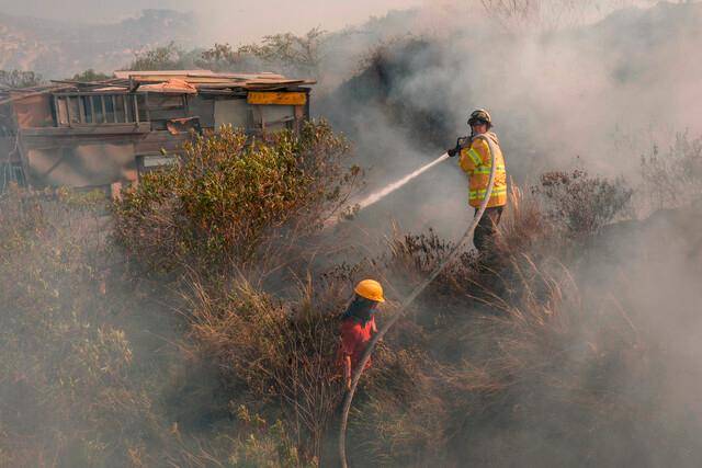 El último informe entregado por el Puesto de Mando Unificado, liderado por la UNGRD, señaló el número de incendios forestales que siguen activos. Foto: Colprensa. 
