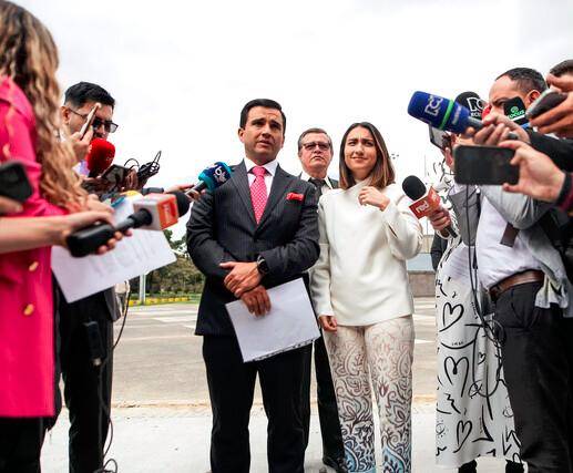 Laura Sarabia asistió a la Fiscalía, junto a su abogado defensor Jorge Gómez, para atender la citación a un interrogatorio, pero la diligencia fue suspendida porque su caso pasa ahora a la Corte Suprema. FOTO Colprensa 