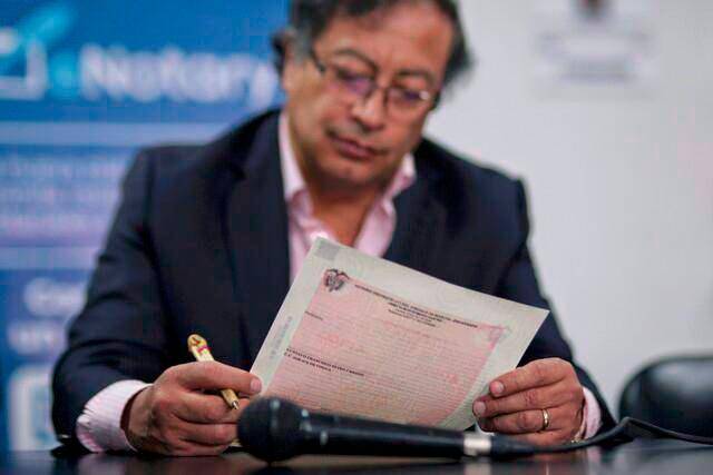 La semana pasada, el presidente Gustavo Petro firmó el decreto 1117 del 5 de julio de 2023, con el que se deja en firme la orden a la fuerza pública para suspender operaciones militares contra integrantes del ELN que hagan parte del proceso de paz. FOTO: PRESIDENCIA